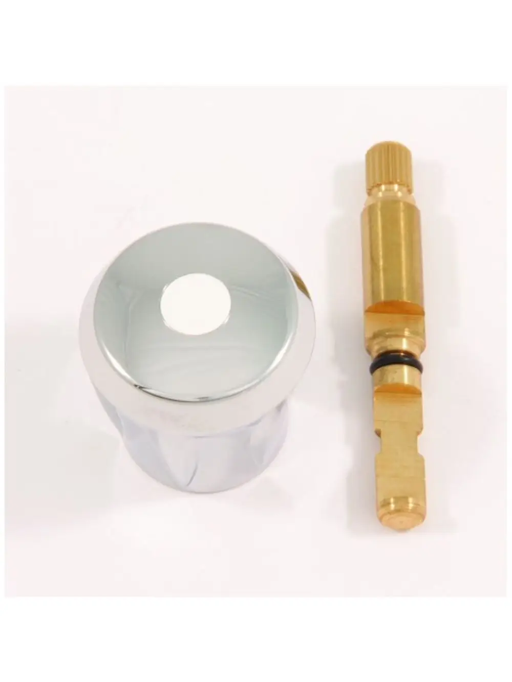 Helles, verchromtes Oberteil mit einer Öffnung in der Mitte und einem dazugehörigen goldenen Temperierarm. Ideal Standard Produkt zur Anwendung in Sanitäranlagen.